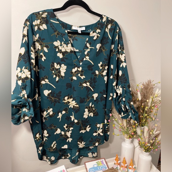 Chaus Tops - Chaus NY Dark Green Floral Top, size XL, EUC